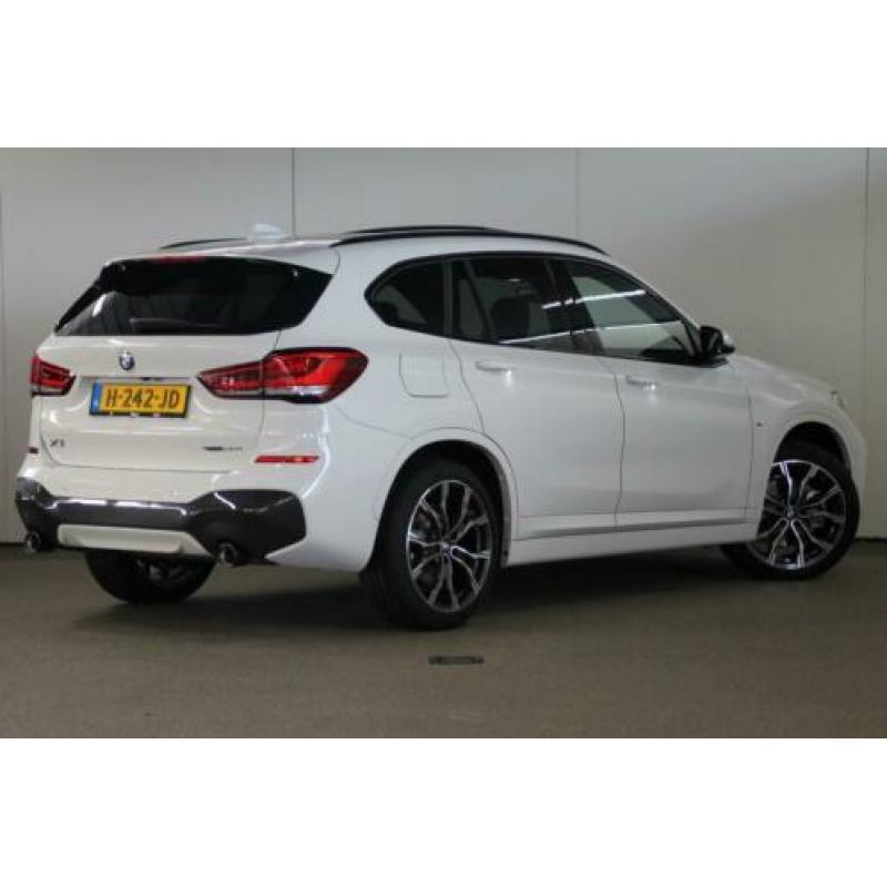 BMW X1 sDrive20i High Executive / Trekhaak / Head-Up Display