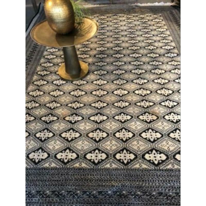 Mooi oud grijs Perzisch tapijt