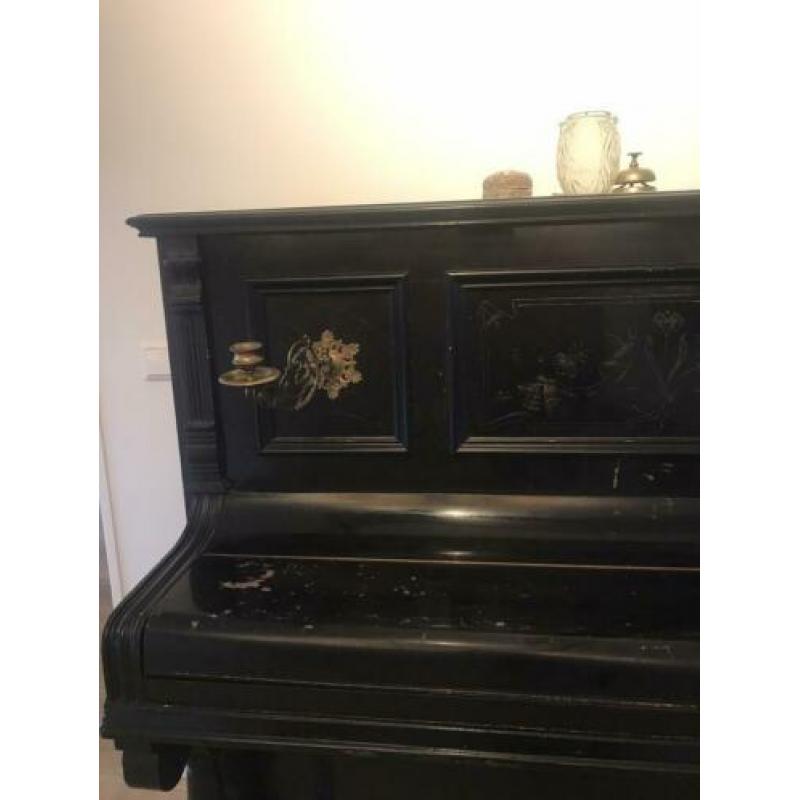 Prachtige oude zwarte piano