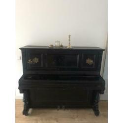 Prachtige oude zwarte piano