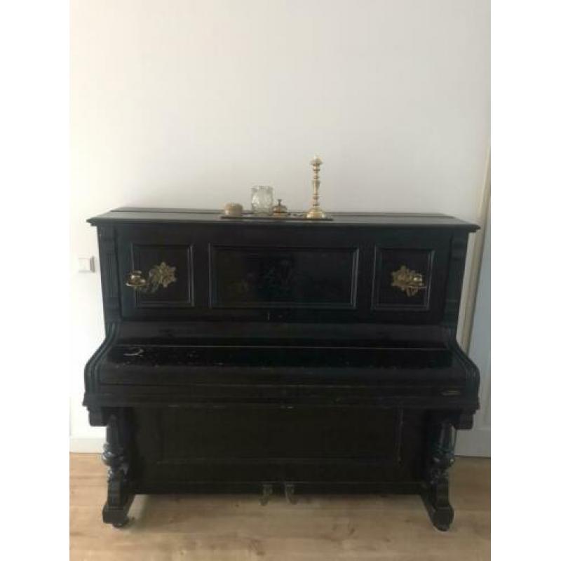 Prachtige oude zwarte piano