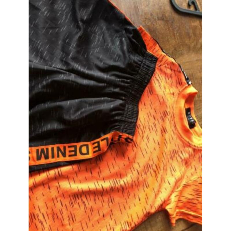 Leuk sportpakje maat 104/110