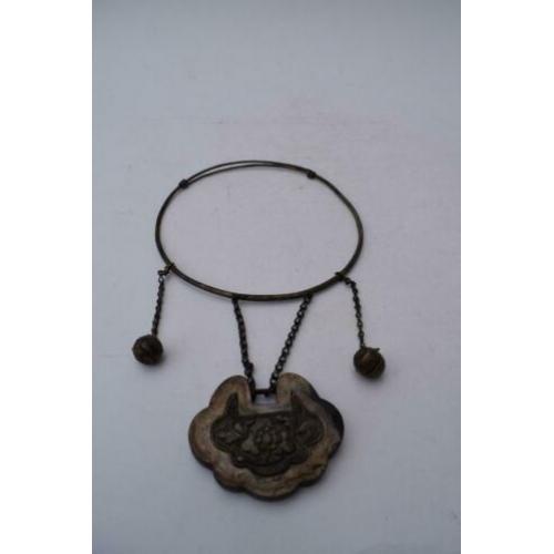 ANTIEK CHINESE ZILVEREN HANGER AAN COLLIER 1644-1911nr1