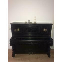 Prachtige oude zwarte piano