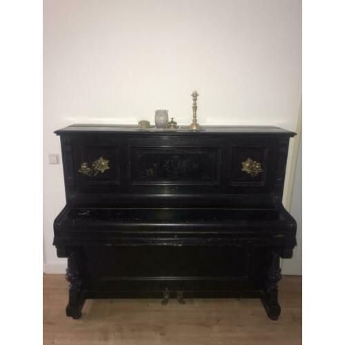 Prachtige oude zwarte piano