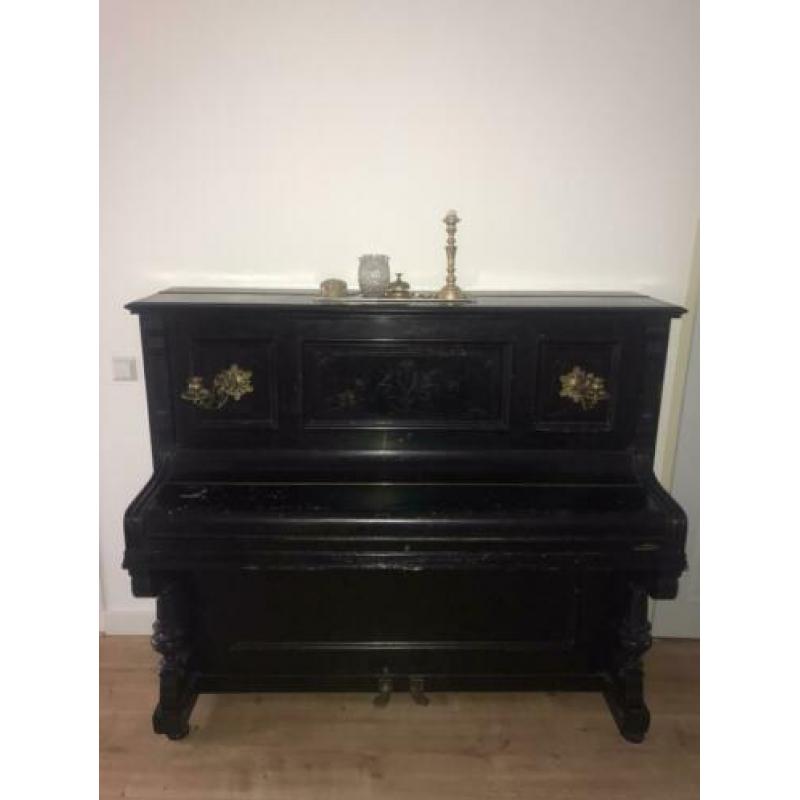 Prachtige oude zwarte piano