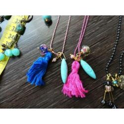 Ibiza boho ketting natuurstenen roze kwastje winkelrestanten