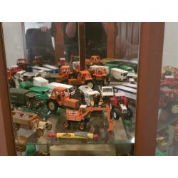 Verzameling auto's, machines, vrachtwagens en tractoren.