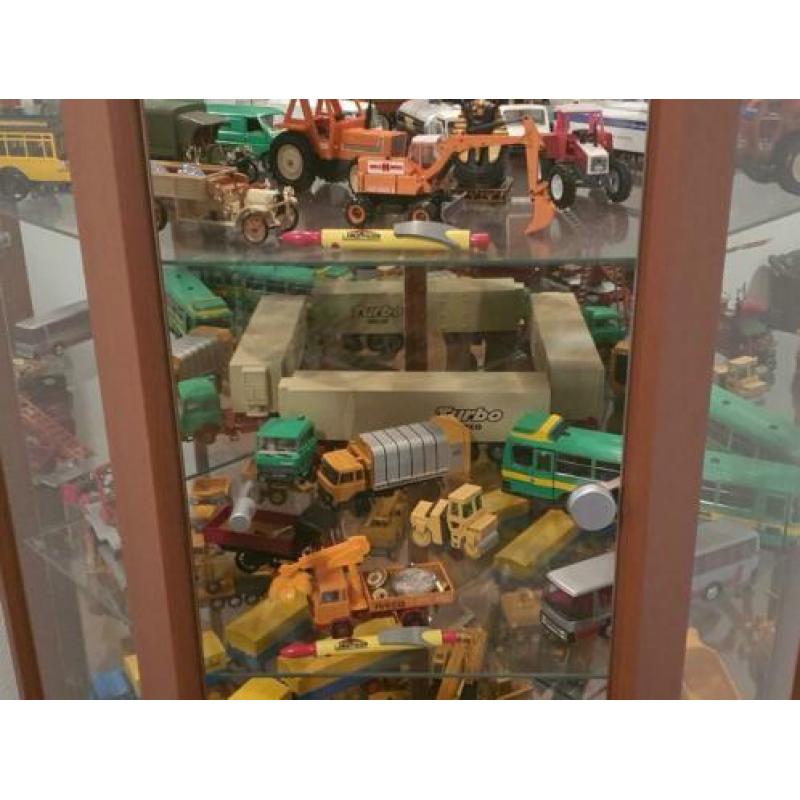 Verzameling auto's, machines, vrachtwagens en tractoren.