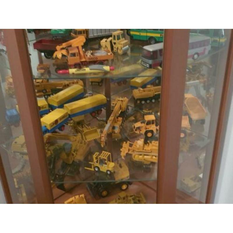 Verzameling auto's, machines, vrachtwagens en tractoren.