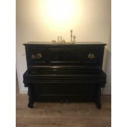 Prachtige oude zwarte piano