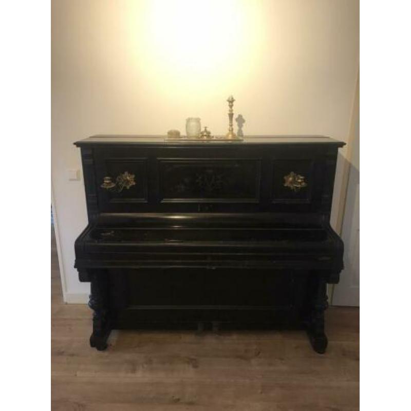Prachtige oude zwarte piano