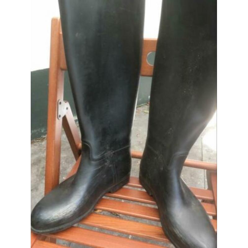 Grote doos met paardenspullen