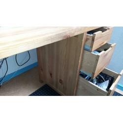 Massief grenen bureau met 3 laden en 2 legplanken (Ikea)
