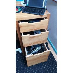 Massief grenen bureau met 3 laden en 2 legplanken (Ikea)
