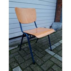 27 stuks Vintage schoolstoelen kerkstoelen stapelstoelen