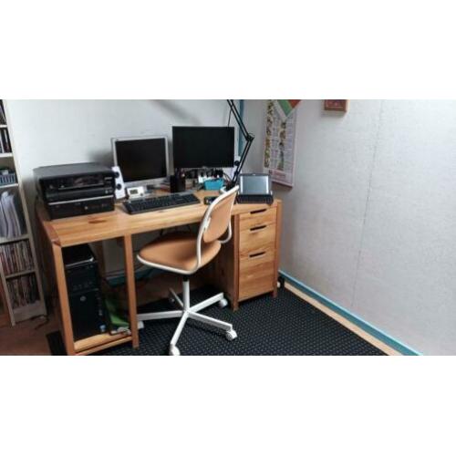 Massief grenen bureau met 3 laden en 2 legplanken (Ikea)