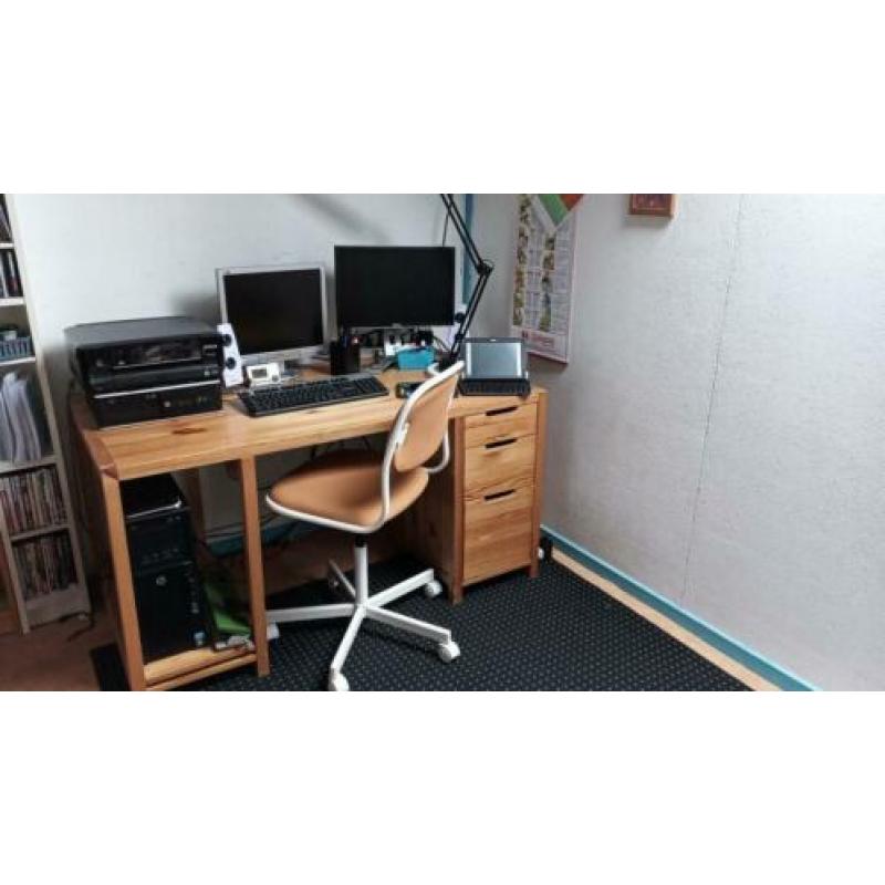 Massief grenen bureau met 3 laden en 2 legplanken (Ikea)