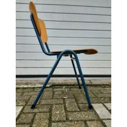 27 stuks Vintage schoolstoelen kerkstoelen stapelstoelen
