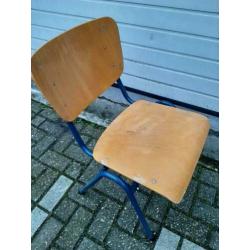 27 stuks Vintage schoolstoelen kerkstoelen stapelstoelen
