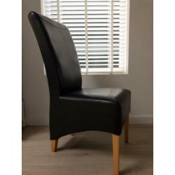 Acht (8) eetkamerstoelen