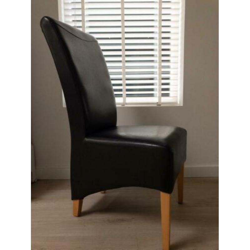 Acht (8) eetkamerstoelen