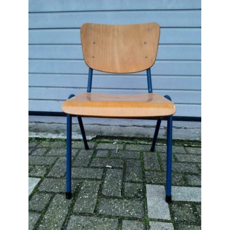 27 stuks Vintage schoolstoelen kerkstoelen stapelstoelen