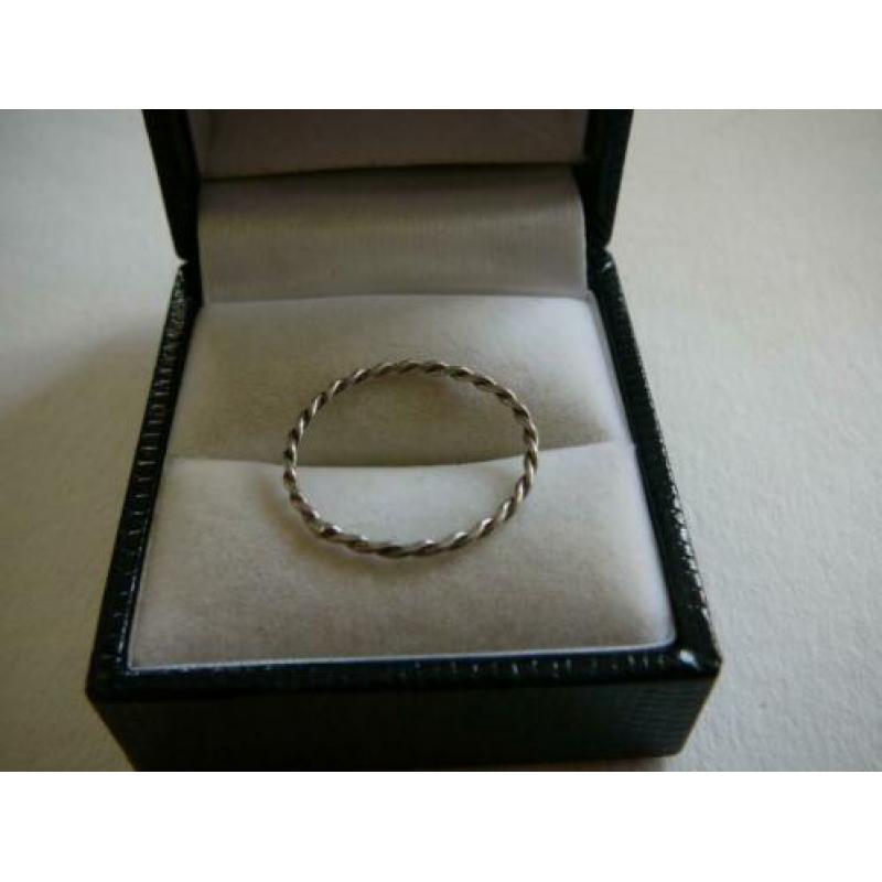 Zilveren dunne ring 19 mm gedraaide band echt zilver