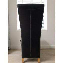 Acht (8) eetkamerstoelen