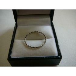 Zilveren dunne ring 19 mm gedraaide band echt zilver
