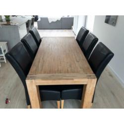 Acht (8) eetkamerstoelen