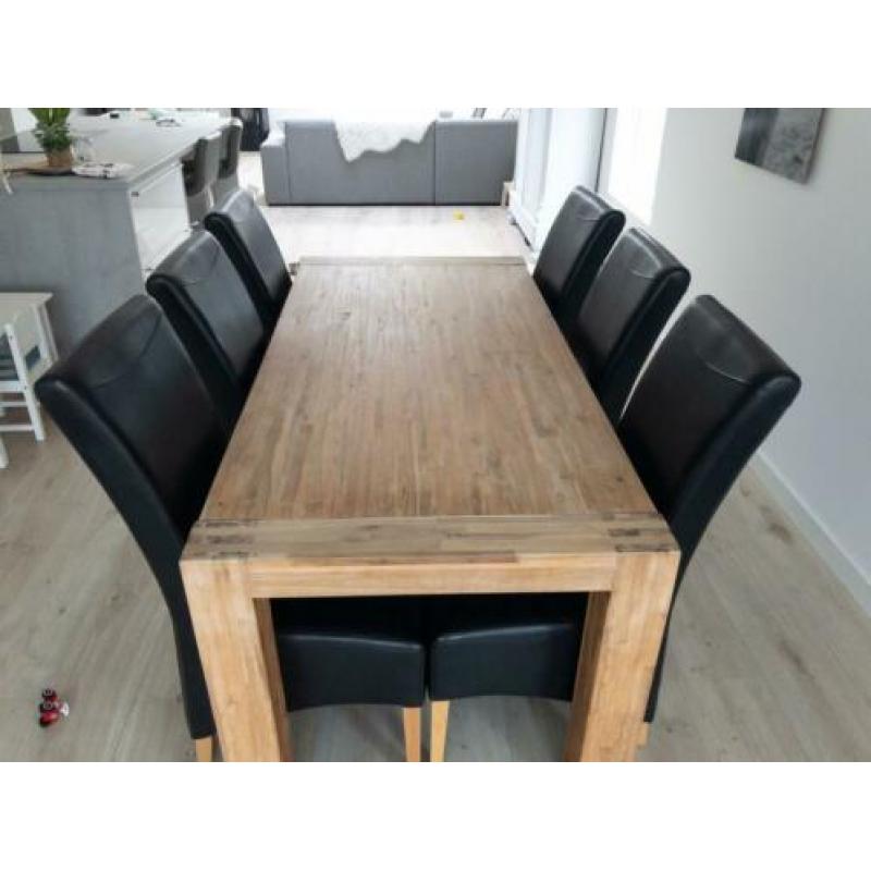 Acht (8) eetkamerstoelen