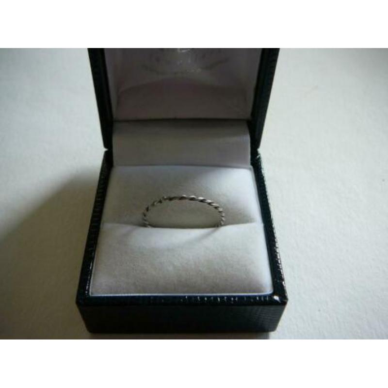 Zilveren dunne ring 19 mm gedraaide band echt zilver