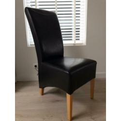 Acht (8) eetkamerstoelen