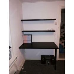 Bureau met planken en bureaustoel