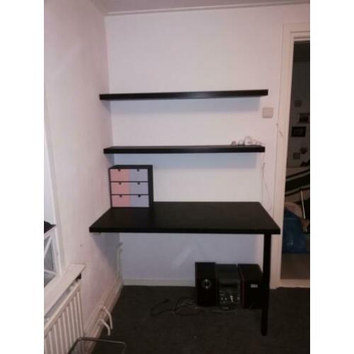 Bureau met planken en bureaustoel