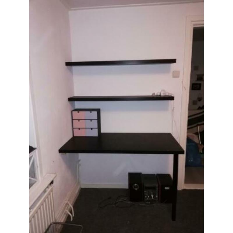 Bureau met planken en bureaustoel