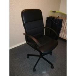 Bureau met planken en bureaustoel