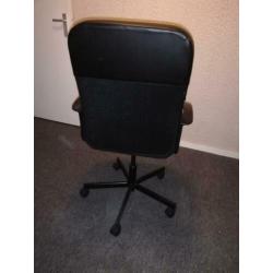 Bureau met planken en bureaustoel