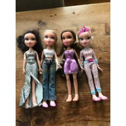4 bratz poppen en twee bratz kinderen
