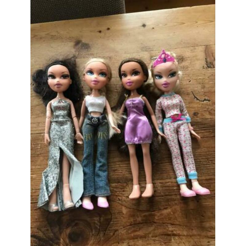4 bratz poppen en twee bratz kinderen