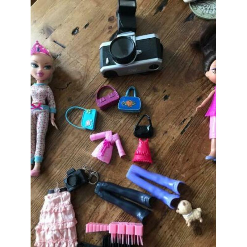 4 bratz poppen en twee bratz kinderen