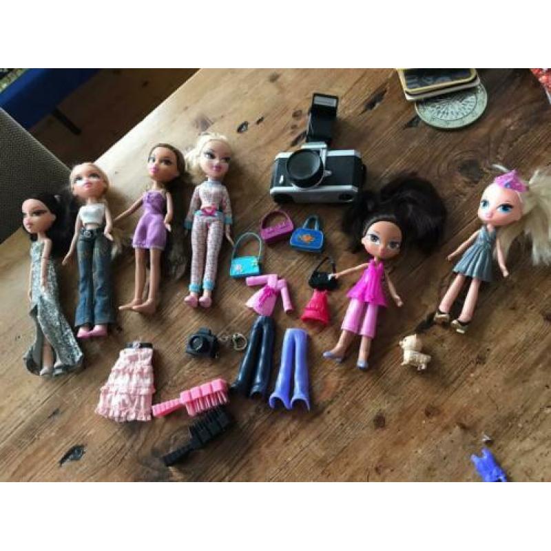 4 bratz poppen en twee bratz kinderen