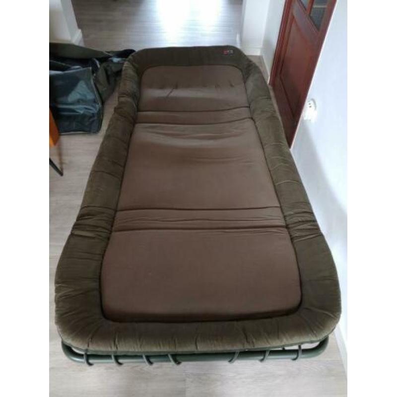 Te koop zo goed als ongebruikte fox flatliner king size bed