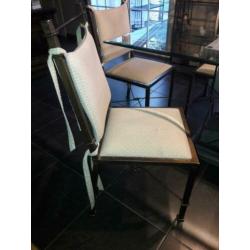 tafel en stoelen