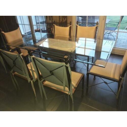 tafel en stoelen