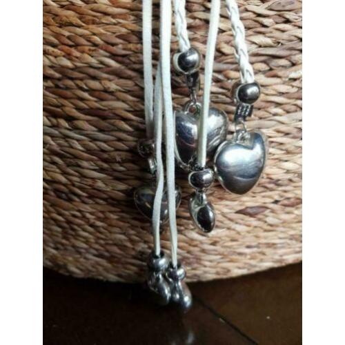 gevlochten en veter leren ketting met bedels in de kleur wit