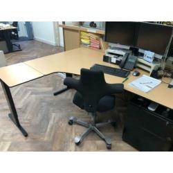 8 bureaus 12 stoelen en 6 ladeblokken voor compleet kantoor