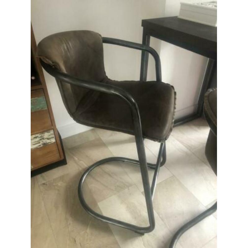 Mooie bar inclusief stoelen.