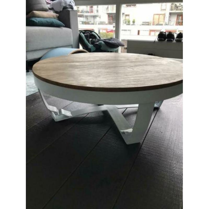 Mooie ronde salontafel van De Troubadour wit met hout